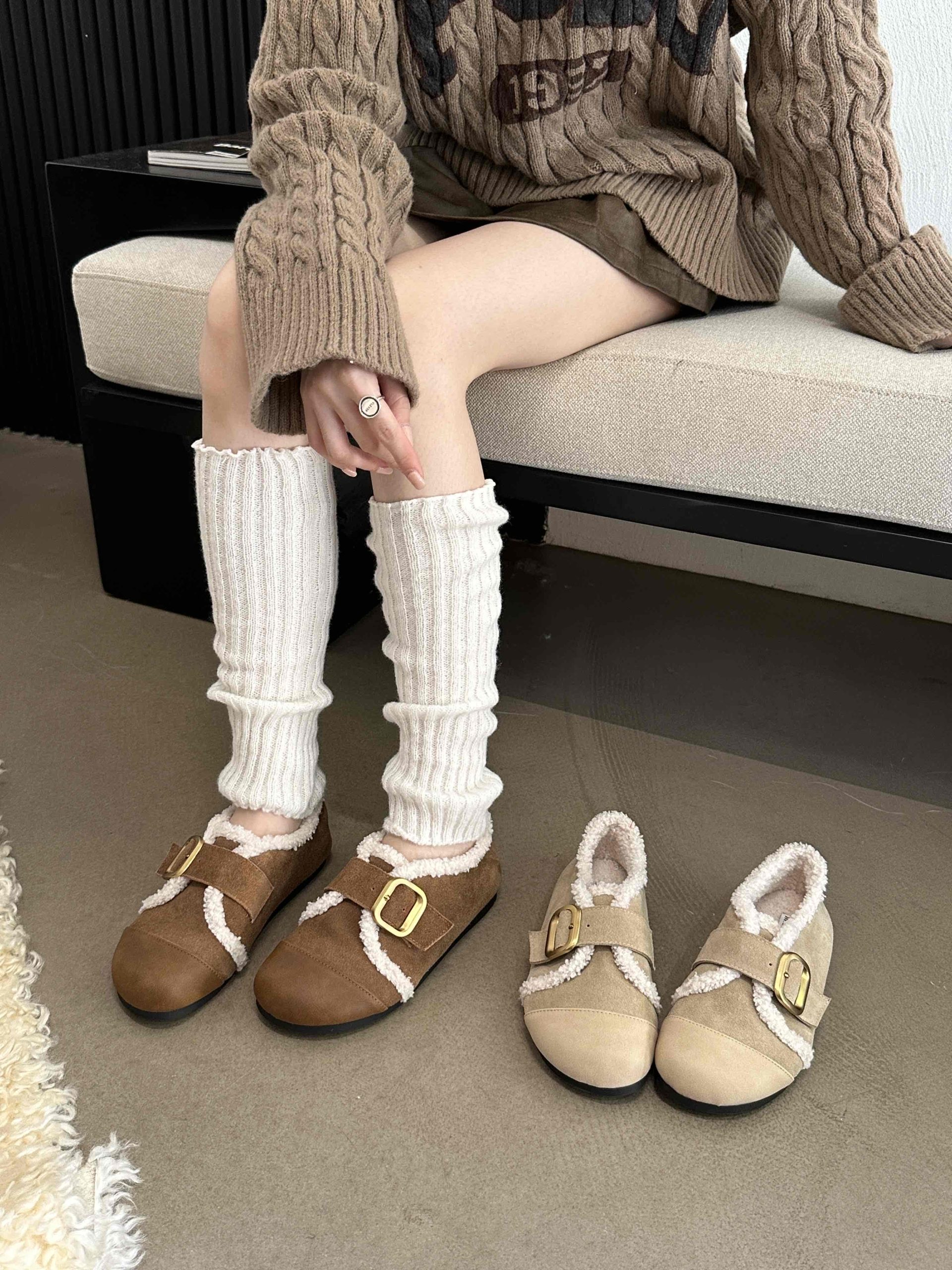 Vintage Retro Faux Fur Buckle Flat Shoes for Women 2024 Winter New Style with Gold Buckle and Sheep Wool Cotton Lining