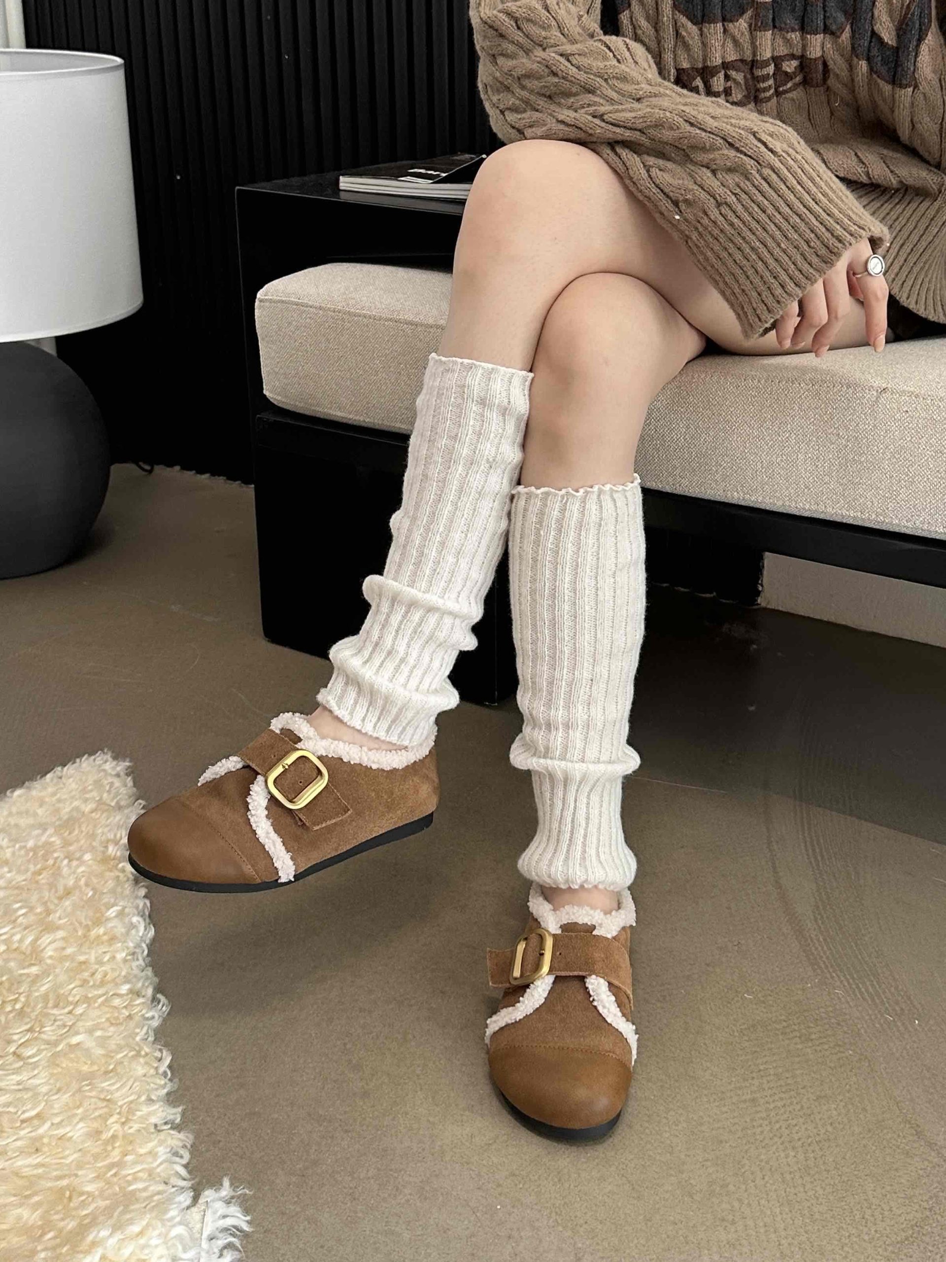 Vintage Retro Faux Fur Buckle Flat Shoes for Women 2024 Winter New Style with Gold Buckle and Sheep Wool Cotton Lining - Image 2
