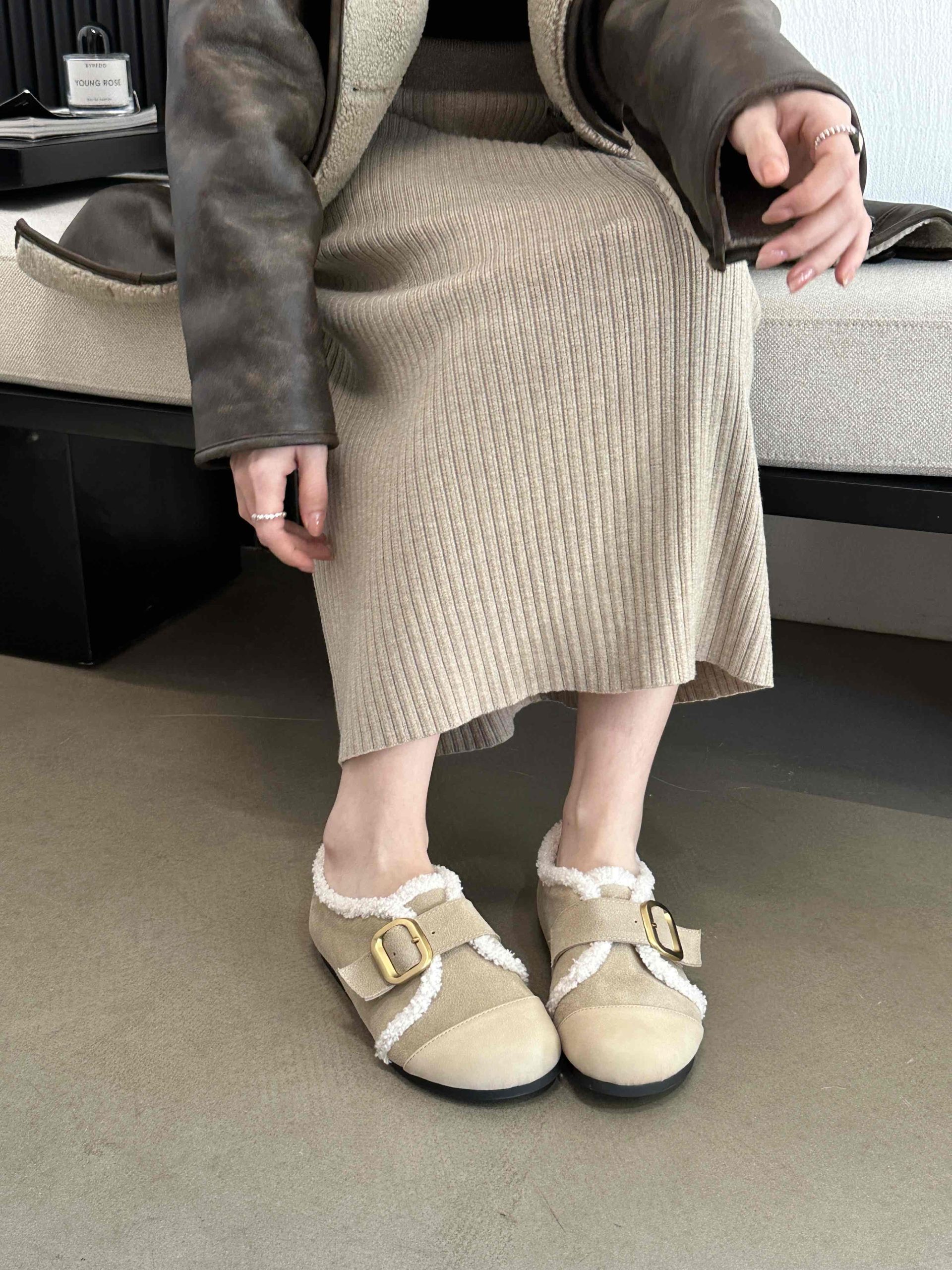 Vintage Retro Faux Fur Buckle Flat Shoes for Women 2024 Winter New Style with Gold Buckle and Sheep Wool Cotton Lining - Image 3