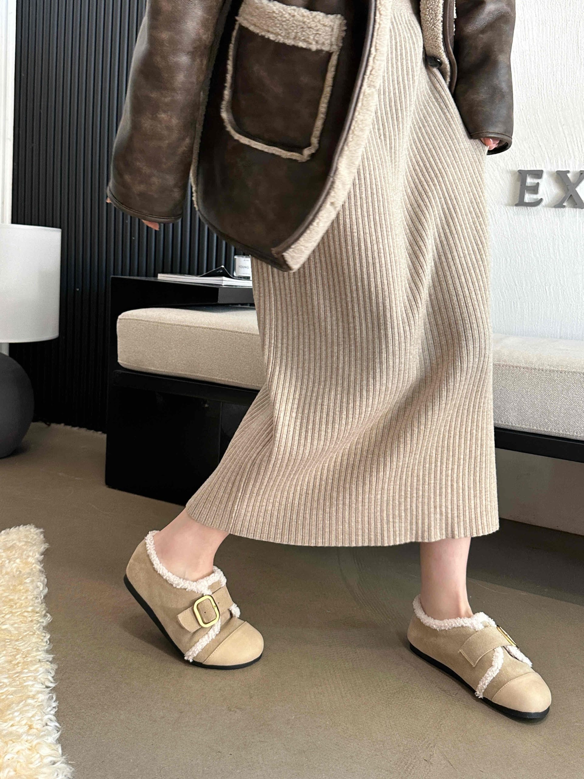 Vintage Retro Faux Fur Buckle Flat Shoes for Women 2024 Winter New Style with Gold Buckle and Sheep Wool Cotton Lining - Image 4